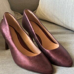 Taryn Rose Tamara Metallic Fig Colored Pumps size 9B